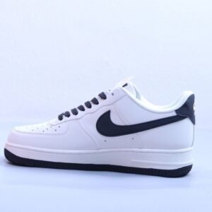 【AT2989】Nike x Supreme の Nike Air Force 1 AF1、ローカット、エアフォース1、カジュアルスニーカー、ホワイト、ブラックスウープリーム、スケートボードペンダント