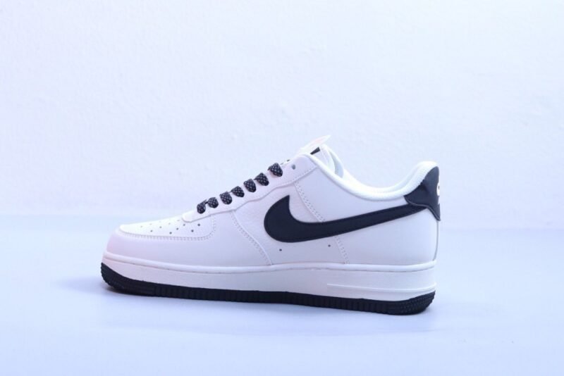 【AT2989】Nike x Supreme の Nike Air Force 1 AF1、ローカット、エアフォース1、カジュアルスニーカー、ホワイト、ブラックスウープリーム、スケートボードペンダント