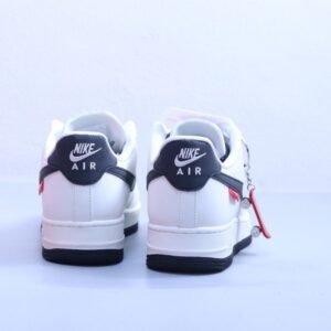 【AT2989】Nike x Supreme の Nike Air Force 1 AF1、ローカット、エアフォース1、カジュアルスニーカー、ホワイト、ブラックスウープリーム、スケートボードペンダント