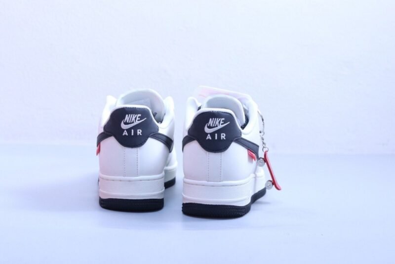【AT2989】Nike x Supreme の Nike Air Force 1 AF1、ローカット、エアフォース1、カジュアルスニーカー、ホワイト、ブラックスウープリーム、スケートボードペンダント