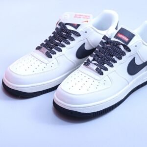 【AT2989】Nike x Supreme の Nike Air Force 1 AF1、ローカット、エアフォース1、カジュアルスニーカー、ホワイト、ブラックスウープリーム、スケートボードペンダント