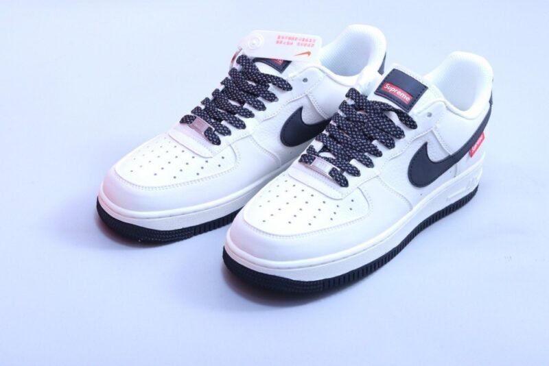 【AT2989】Nike x Supreme の Nike Air Force 1 AF1、ローカット、エアフォース1、カジュアルスニーカー、ホワイト、ブラックスウープリーム、スケートボードペンダント