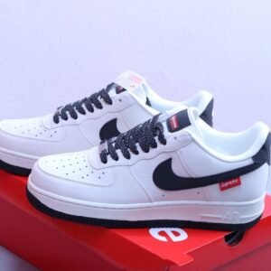 【AT2989】Nike x Supreme の Nike Air Force 1 AF1、ローカット、エアフォース1、カジュアルスニーカー、ホワイト、ブラックスウープリーム、スケートボードペンダント