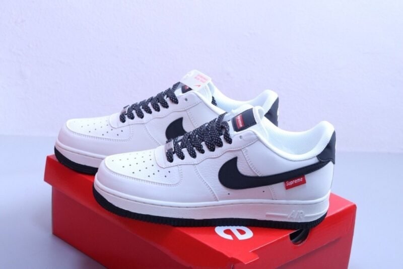 【AT2989】Nike x Supreme の Nike Air Force 1 AF1、ローカット、エアフォース1、カジュアルスニーカー、ホワイト、ブラックスウープリーム、スケートボードペンダント