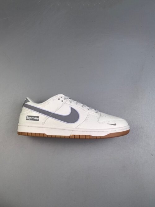 【AT2991】Supreme x Nike Dunk SB Low Sup x ナイキダンクSBローLoのコラボレーションシューズは、白を基調としたデザインで、どんなスタイルにも合わせやすくなっています。