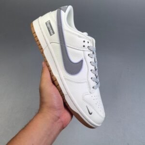 【AT2991】Supreme x Nike Dunk SB Low Sup x ナイキダンクSBローLoのコラボレーションシューズは、白を基調としたデザインで、どんなスタイルにも合わせやすくなっています。