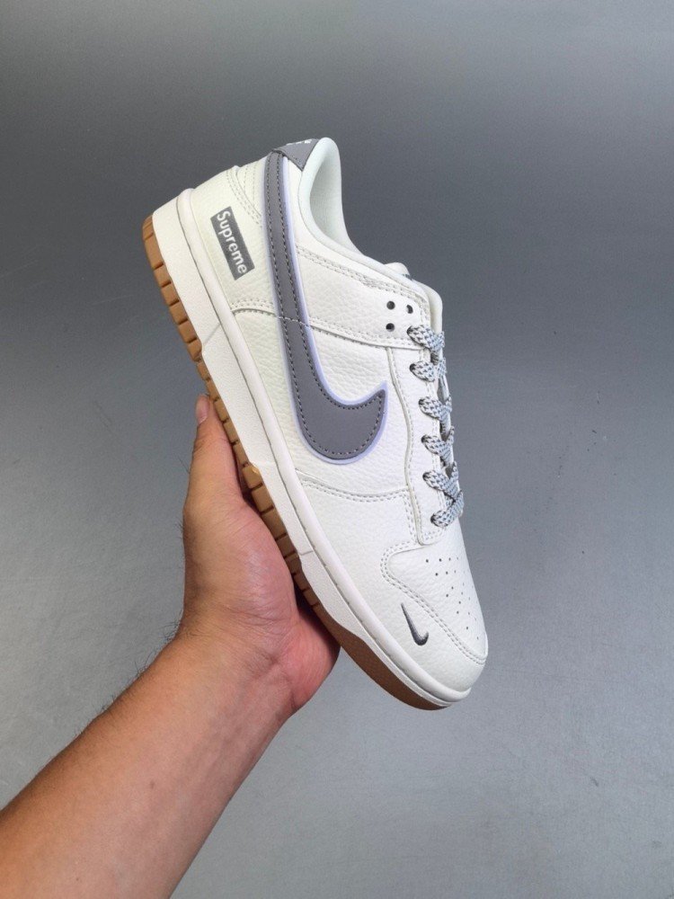 【AT2991】Supreme x Nike Dunk SB Low Sup x ナイキダンクSBローLoのコラボレーションシューズは、白を基調としたデザインで、どんなスタイルにも合わせやすくなっています。