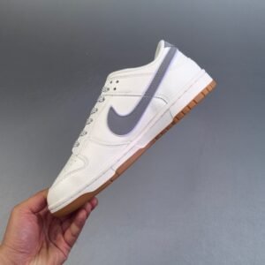 【AT2991】Supreme x Nike Dunk SB Low Sup x ナイキダンクSBローLoのコラボレーションシューズは、白を基調としたデザインで、どんなスタイルにも合わせやすくなっています。