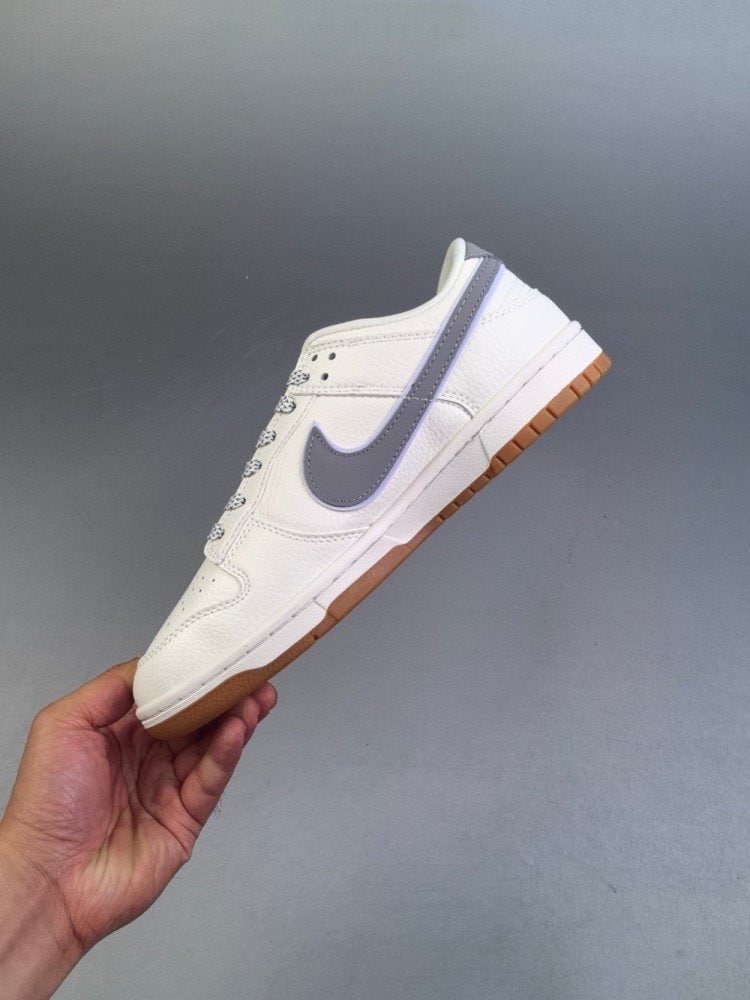 【AT2991】Supreme x Nike Dunk SB Low Sup x ナイキダンクSBローLoのコラボレーションシューズは、白を基調としたデザインで、どんなスタイルにも合わせやすくなっています。