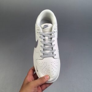 【AT2991】Supreme x Nike Dunk SB Low Sup x ナイキダンクSBローLoのコラボレーションシューズは、白を基調としたデザインで、どんなスタイルにも合わせやすくなっています。