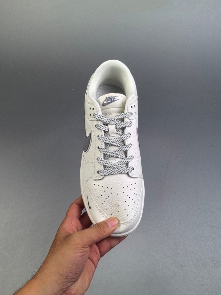 【AT2991】Supreme x Nike Dunk SB Low Sup x ナイキダンクSBローLoのコラボレーションシューズは、白を基調としたデザインで、どんなスタイルにも合わせやすくなっています。