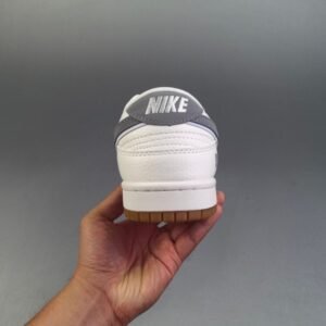 【AT2991】Supreme x Nike Dunk SB Low Sup x ナイキダンクSBローLoのコラボレーションシューズは、白を基調としたデザインで、どんなスタイルにも合わせやすくなっています。
