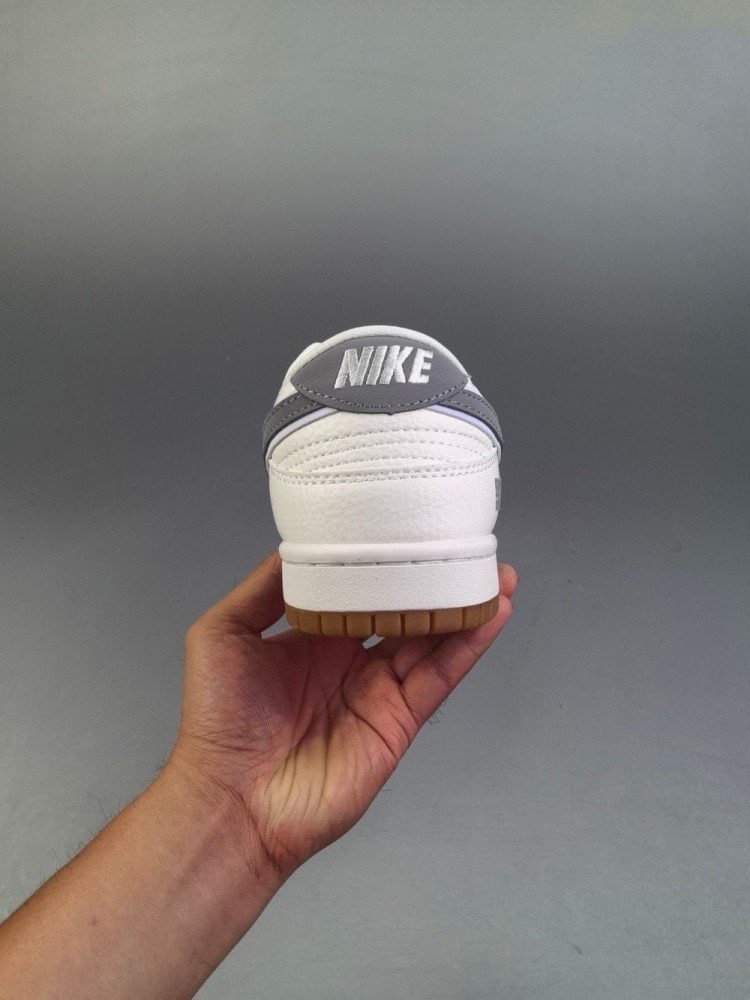 【AT2991】Supreme x Nike Dunk SB Low Sup x ナイキダンクSBローLoのコラボレーションシューズは、白を基調としたデザインで、どんなスタイルにも合わせやすくなっています。