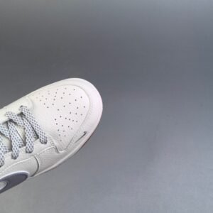 【AT2991】Supreme x Nike Dunk SB Low Sup x ナイキダンクSBローLoのコラボレーションシューズは、白を基調としたデザインで、どんなスタイルにも合わせやすくなっています。
