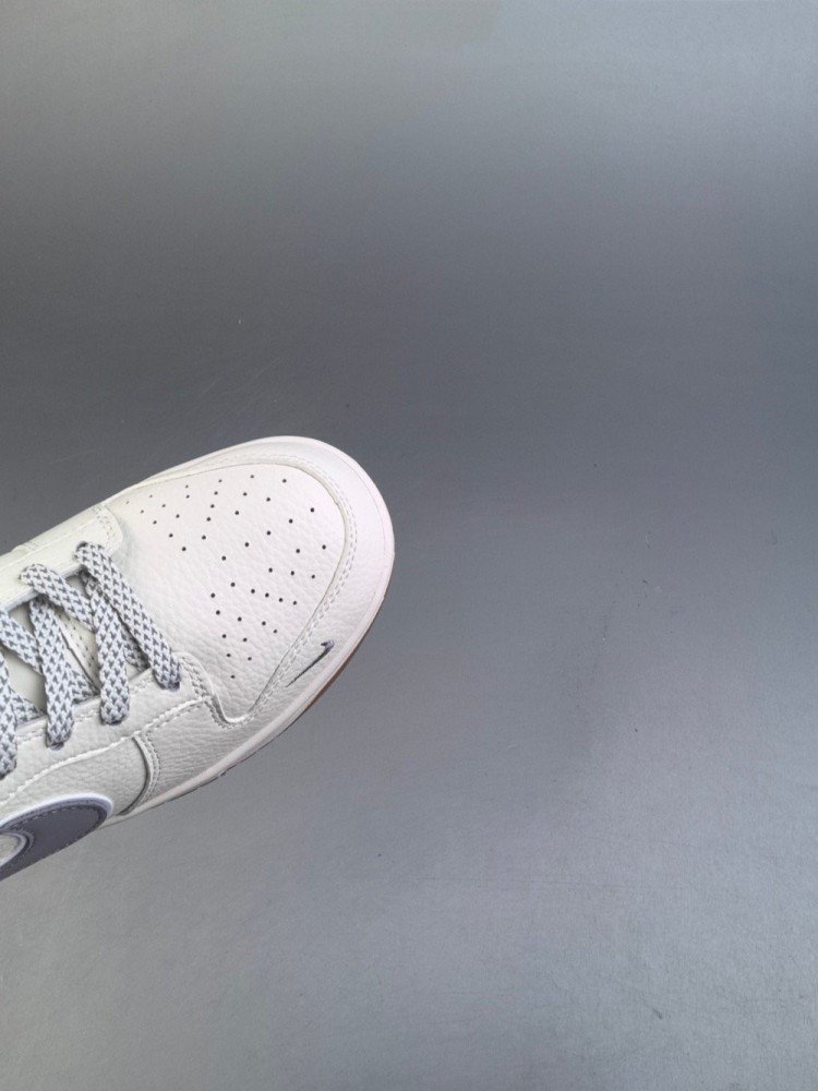 【AT2991】Supreme x Nike Dunk SB Low Sup x ナイキダンクSBローLoのコラボレーションシューズは、白を基調としたデザインで、どんなスタイルにも合わせやすくなっています。