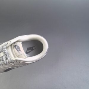 【AT2991】Supreme x Nike Dunk SB Low Sup x ナイキダンクSBローLoのコラボレーションシューズは、白を基調としたデザインで、どんなスタイルにも合わせやすくなっています。