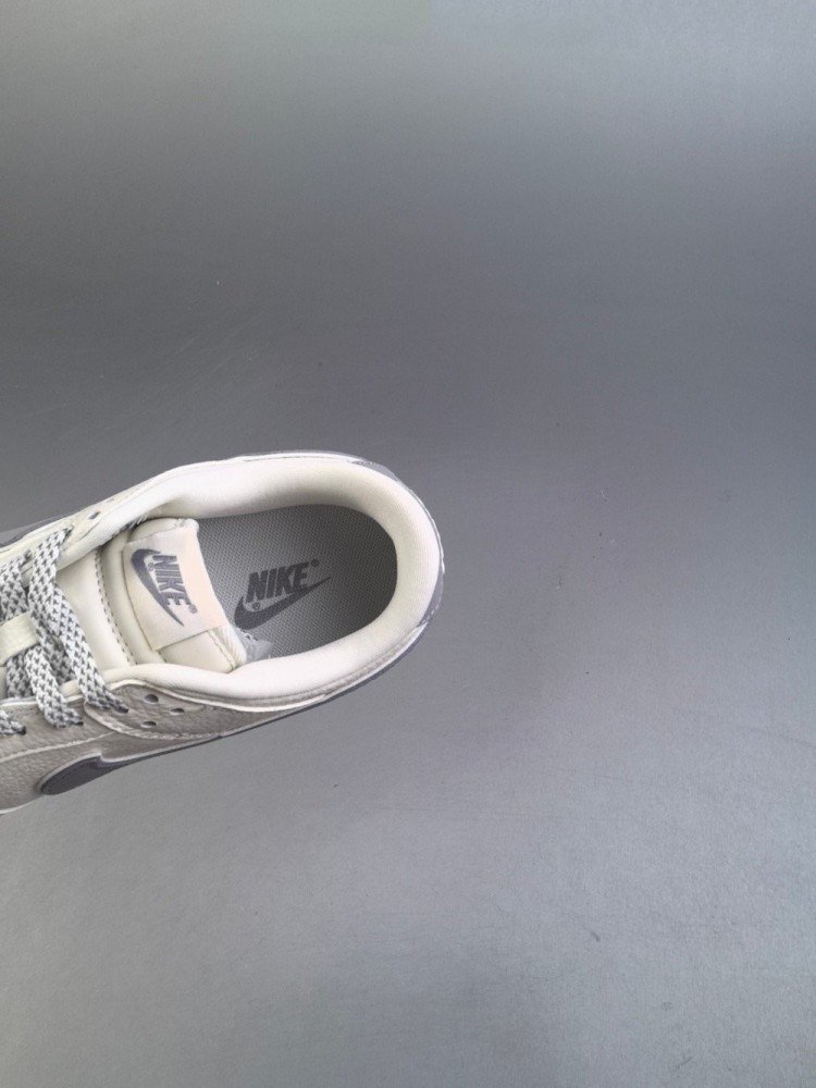 【AT2991】Supreme x Nike Dunk SB Low Sup x ナイキダンクSBローLoのコラボレーションシューズは、白を基調としたデザインで、どんなスタイルにも合わせやすくなっています。