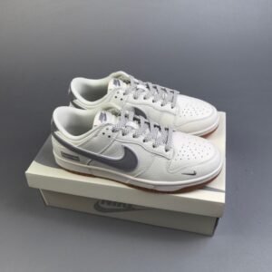 【AT2991】Supreme x Nike Dunk SB Low Sup x ナイキダンクSBローLoのコラボレーションシューズは、白を基調としたデザインで、どんなスタイルにも合わせやすくなっています。