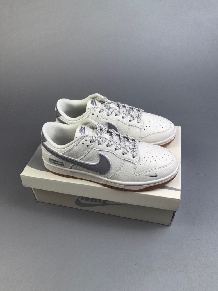 【AT2991】Supreme x Nike Dunk SB Low Sup x ナイキダンクSBローLoのコラボレーションシューズは、白を基調としたデザインで、どんなスタイルにも合わせやすくなっています。
