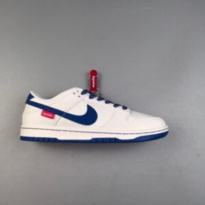 【AT2992】Supreme x Nike Dunk SB Low Supreme x ナイキDunk SB ロー ホワイトブルー コラボレーション ホワイトを基調としたシューズで、アッパーは白いリッチグレインレザーで作られ、白い3M反射フレームカバーレイヤーが付いています。