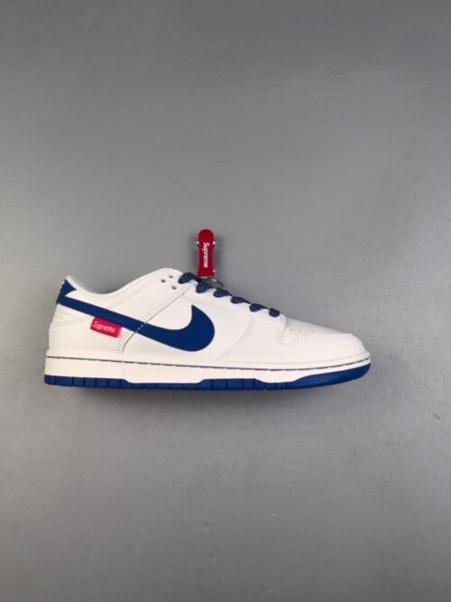 【AT2992】Supreme x Nike Dunk SB Low Supreme x ナイキDunk SB ロー ホワイトブルー コラボレーション ホワイトを基調としたシューズで、アッパーは白いリッチグレインレザーで作られ、白い3M反射フレームカバーレイヤーが付いています。