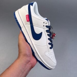 【AT2992】Supreme x Nike Dunk SB Low Supreme x ナイキDunk SB ロー ホワイトブルー コラボレーション ホワイトを基調としたシューズで、アッパーは白いリッチグレインレザーで作られ、白い3M反射フレームカバーレイヤーが付いています。
