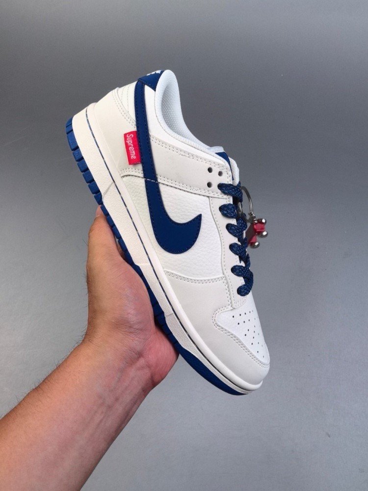【AT2992】Supreme x Nike Dunk SB Low Supreme x ナイキDunk SB ロー ホワイトブルー コラボレーション ホワイトを基調としたシューズで、アッパーは白いリッチグレインレザーで作られ、白い3M反射フレームカバーレイヤーが付いています。