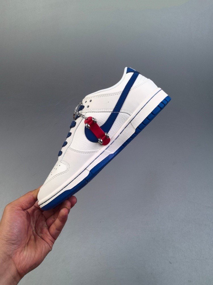 【AT2992】Supreme x Nike Dunk SB Low Supreme x ナイキDunk SB ロー ホワイトブルー コラボレーション ホワイトを基調としたシューズで、アッパーは白いリッチグレインレザーで作られ、白い3M反射フレームカバーレイヤーが付いています。