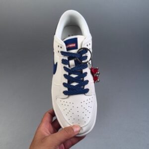 【AT2992】Supreme x Nike Dunk SB Low Supreme x ナイキDunk SB ロー ホワイトブルー コラボレーション ホワイトを基調としたシューズで、アッパーは白いリッチグレインレザーで作られ、白い3M反射フレームカバーレイヤーが付いています。