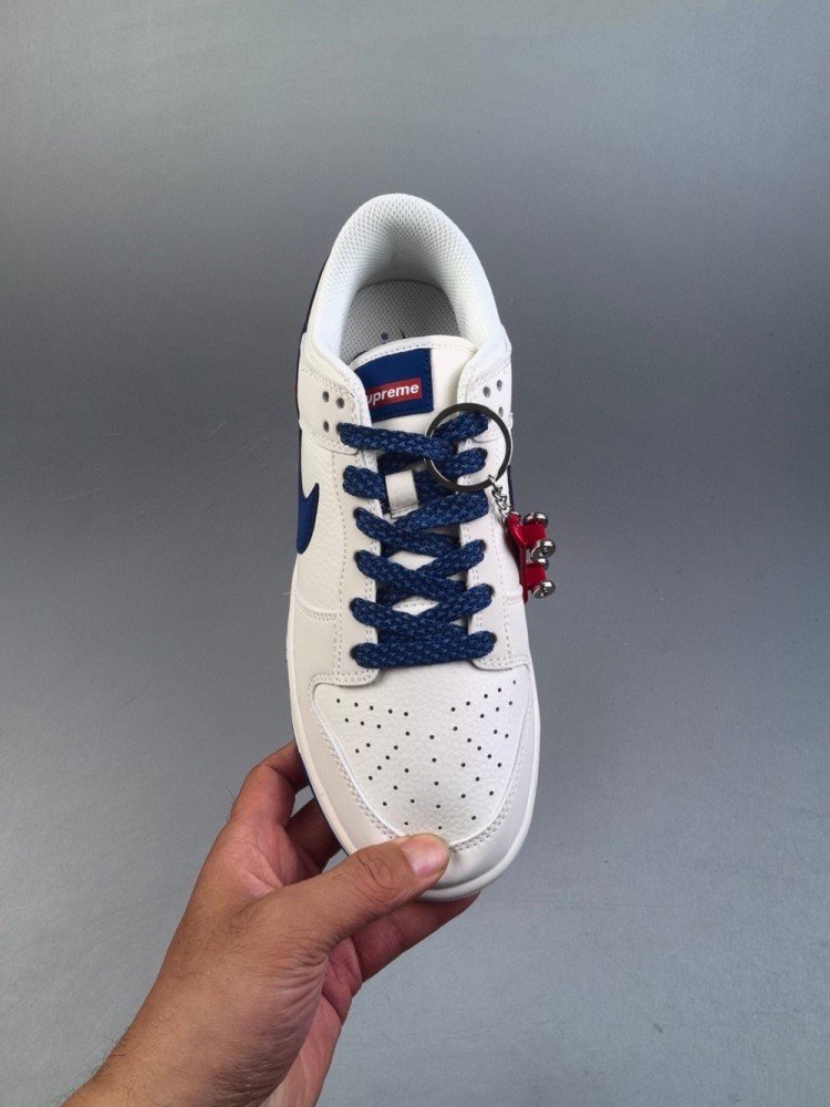 【AT2992】Supreme x Nike Dunk SB Low Supreme x ナイキDunk SB ロー ホワイトブルー コラボレーション ホワイトを基調としたシューズで、アッパーは白いリッチグレインレザーで作られ、白い3M反射フレームカバーレイヤーが付いています。