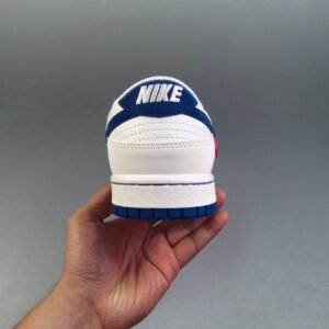【AT2992】Supreme x Nike Dunk SB Low Supreme x ナイキDunk SB ロー ホワイトブルー コラボレーション ホワイトを基調としたシューズで、アッパーは白いリッチグレインレザーで作られ、白い3M反射フレームカバーレイヤーが付いています。