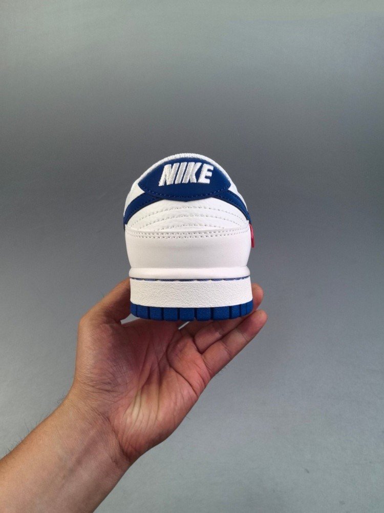 【AT2992】Supreme x Nike Dunk SB Low Supreme x ナイキDunk SB ロー ホワイトブルー コラボレーション ホワイトを基調としたシューズで、アッパーは白いリッチグレインレザーで作られ、白い3M反射フレームカバーレイヤーが付いています。