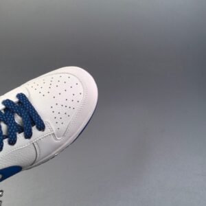 【AT2992】Supreme x Nike Dunk SB Low Supreme x ナイキDunk SB ロー ホワイトブルー コラボレーション ホワイトを基調としたシューズで、アッパーは白いリッチグレインレザーで作られ、白い3M反射フレームカバーレイヤーが付いています。