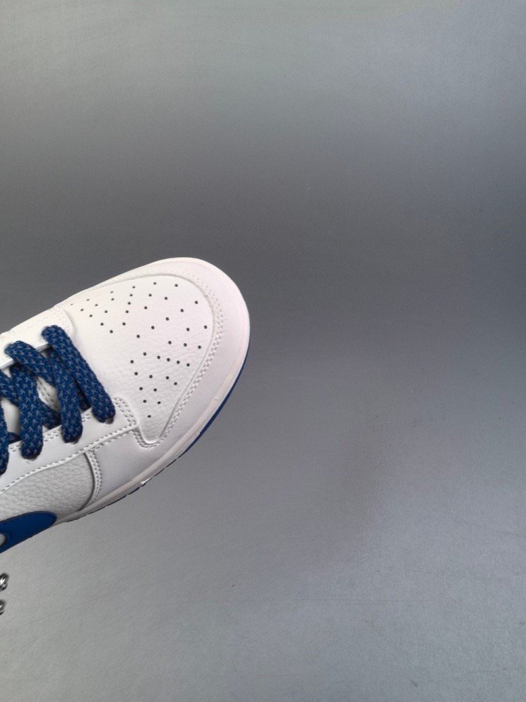 【AT2992】Supreme x Nike Dunk SB Low Supreme x ナイキDunk SB ロー ホワイトブルー コラボレーション ホワイトを基調としたシューズで、アッパーは白いリッチグレインレザーで作られ、白い3M反射フレームカバーレイヤーが付いています。