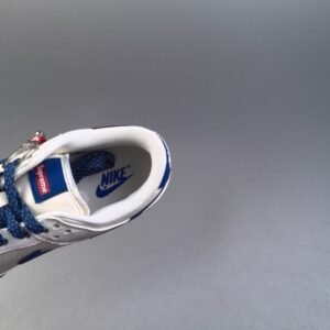 【AT2992】Supreme x Nike Dunk SB Low Supreme x ナイキDunk SB ロー ホワイトブルー コラボレーション ホワイトを基調としたシューズで、アッパーは白いリッチグレインレザーで作られ、白い3M反射フレームカバーレイヤーが付いています。