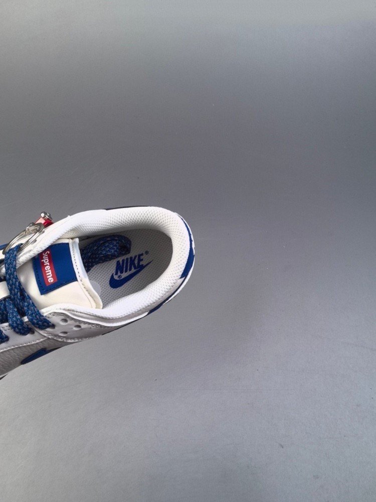 【AT2992】Supreme x Nike Dunk SB Low Supreme x ナイキDunk SB ロー ホワイトブルー コラボレーション ホワイトを基調としたシューズで、アッパーは白いリッチグレインレザーで作られ、白い3M反射フレームカバーレイヤーが付いています。