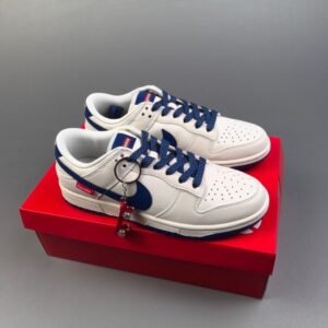 【AT2992】Supreme x Nike Dunk SB Low Supreme x ナイキDunk SB ロー ホワイトブルー コラボレーション ホワイトを基調としたシューズで、アッパーは白いリッチグレインレザーで作られ、白い3M反射フレームカバーレイヤーが付いています。