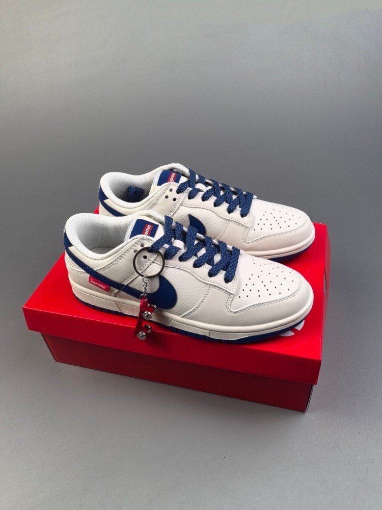 【AT2992】Supreme x Nike Dunk SB Low Supreme x ナイキDunk SB ロー ホワイトブルー コラボレーション ホワイトを基調としたシューズで、アッパーは白いリッチグレインレザーで作られ、白い3M反射フレームカバーレイヤーが付いています。