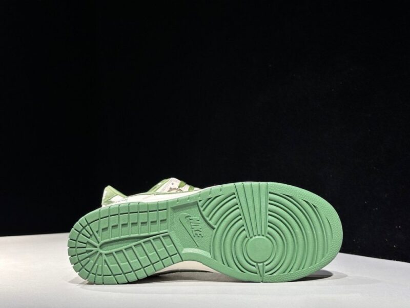 【AT2993】Nike x Stussyという名作、Nike Dunk LowスニーカーのSBシリーズ、Stussyとのコラボレーションモデル。