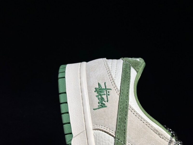 【AT2993】Nike x Stussyという名作、Nike Dunk LowスニーカーのSBシリーズ、Stussyとのコラボレーションモデル。