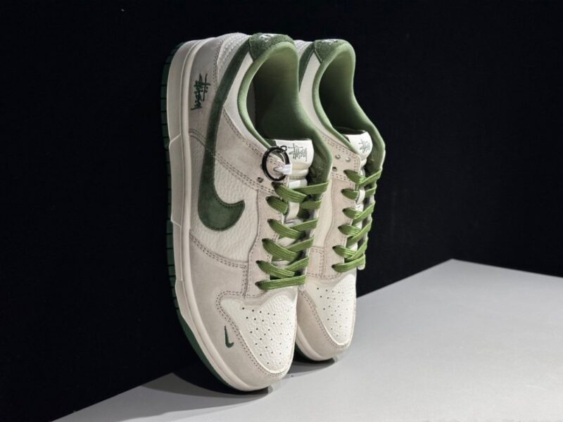 【AT2993】Nike x Stussyという名作、Nike Dunk LowスニーカーのSBシリーズ、Stussyとのコラボレーションモデル。