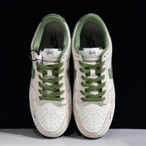【AT2993】Nike x Stussyという名作、Nike Dunk LowスニーカーのSBシリーズ、Stussyとのコラボレーションモデル。