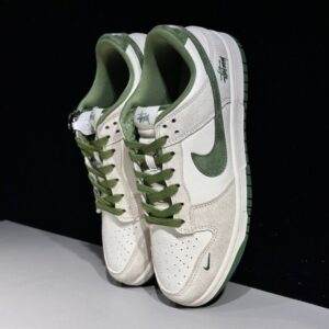 【AT2993】Nike x Stussyという名作、Nike Dunk LowスニーカーのSBシリーズ、Stussyとのコラボレーションモデル。