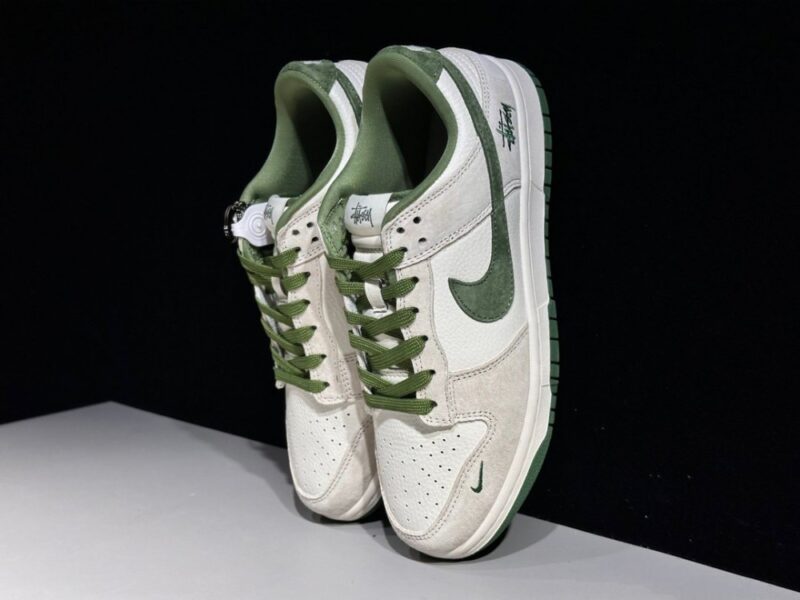 【AT2993】Nike x Stussyという名作、Nike Dunk LowスニーカーのSBシリーズ、Stussyとのコラボレーションモデル。