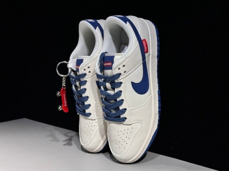 【AT2994】Nike x Supreme Nike Dunk Low スケートボードシューズSBシリーズ Supremeコラボ ベーシックで合わせやすいカジュアルスポーツシューズ 厚いシュータンの充填により快適性が大幅に向上します