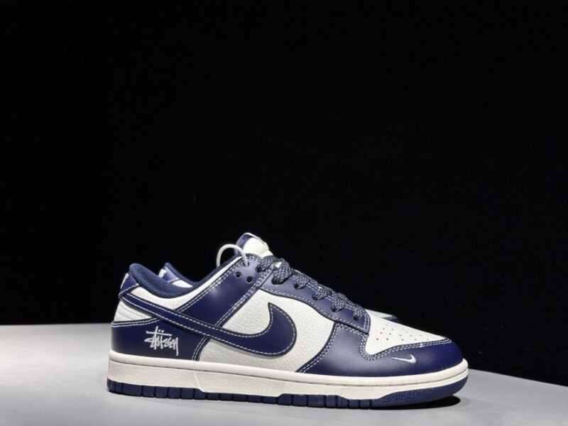 【AT2995】Nike x Stussy Nike Dunk Low スニーカー SBシリーズ Stussyコラボ ベーシックでスポーティなデザインの厚底スニーカー。厚い舌は履き心地をさらに向上させます。