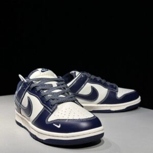 【AT2995】Nike x Stussy Nike Dunk Low スニーカー SBシリーズ Stussyコラボ ベーシックでスポーティなデザインの厚底スニーカー。厚い舌は履き心地をさらに向上させます。