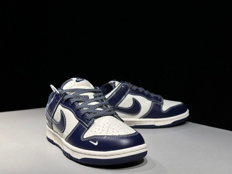 【AT2995】Nike x Stussy Nike Dunk Low スニーカー SBシリーズ Stussyコラボ ベーシックでスポーティなデザインの厚底スニーカー。厚い舌は履き心地をさらに向上させます。