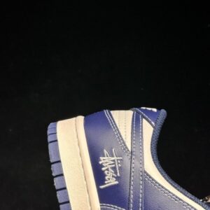 【AT2995】Nike x Stussy Nike Dunk Low スニーカー SBシリーズ Stussyコラボ ベーシックでスポーティなデザインの厚底スニーカー。厚い舌は履き心地をさらに向上させます。