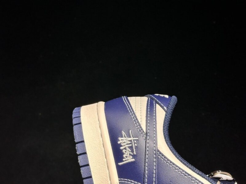 【AT2995】Nike x Stussy Nike Dunk Low スニーカー SBシリーズ Stussyコラボ ベーシックでスポーティなデザインの厚底スニーカー。厚い舌は履き心地をさらに向上させます。